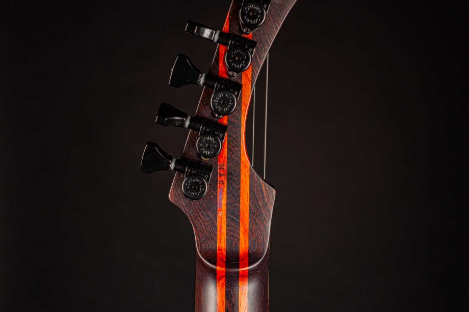MAD Guitars Mad-Machine M6 Black limba et Top Acacia Heterophylla ondé